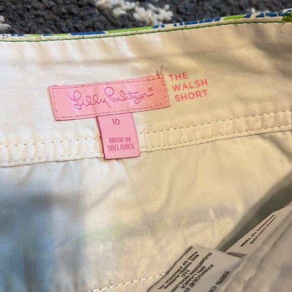 Lilly Pulitzer Walsh short size 10 - Picture 2 of 6